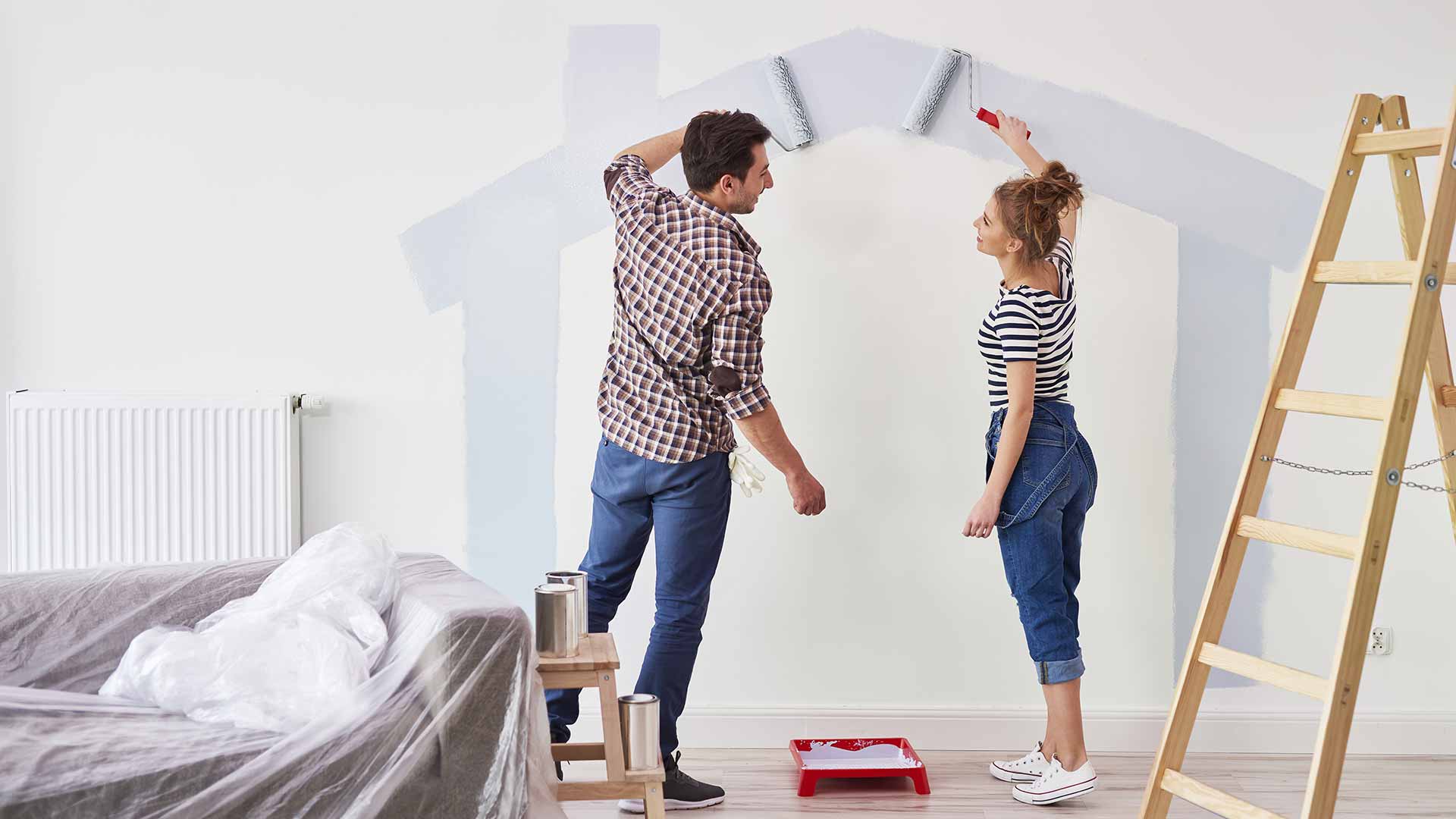 Farba czy tapeta – porównanie. Co sprawdzi się lepiej w salonie?